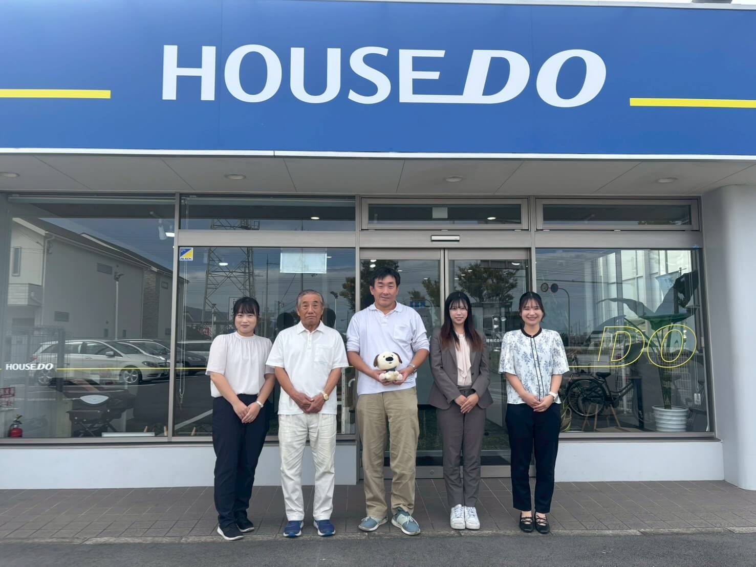 店舗の前に並ぶスタッフ