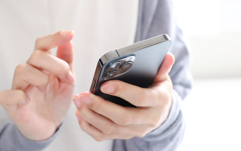 イメージ:スマホに入力する様子