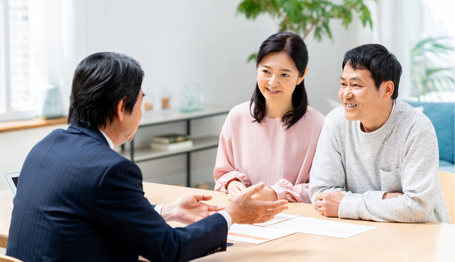 イメージ:説明を受ける様子