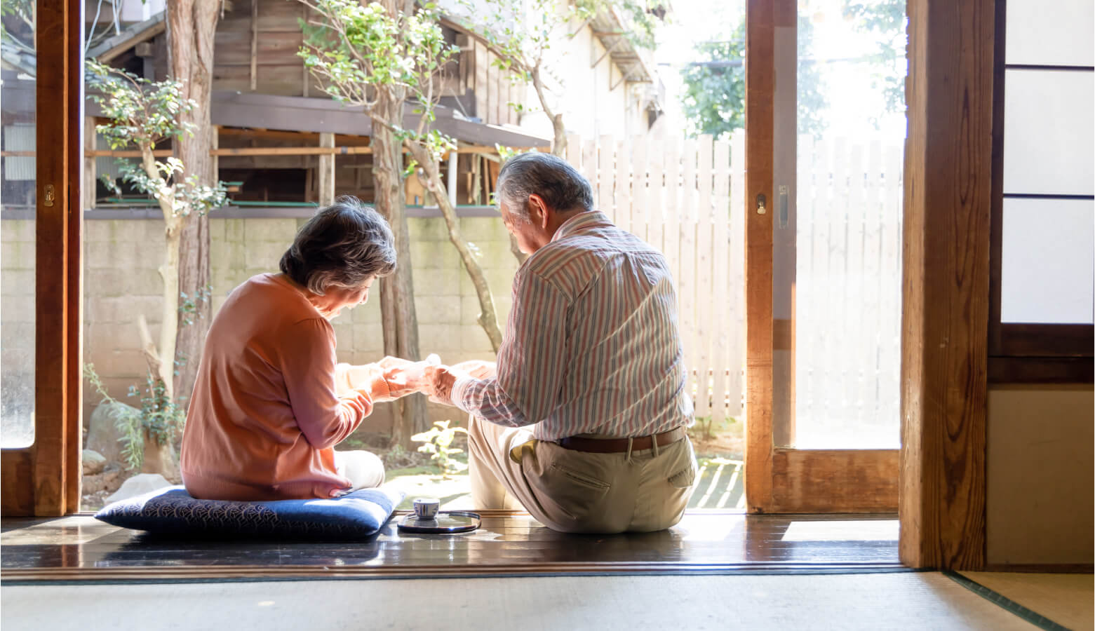 イメージ:縁側に座る夫婦